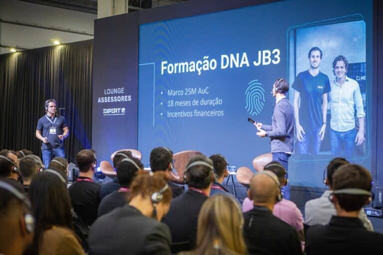 Foto de Raony Rosseti, CEO da MELVER, e do Jorge Barbato Neto, CEO da JB3 Investimentos palestrando na EXPERT XP 2023.